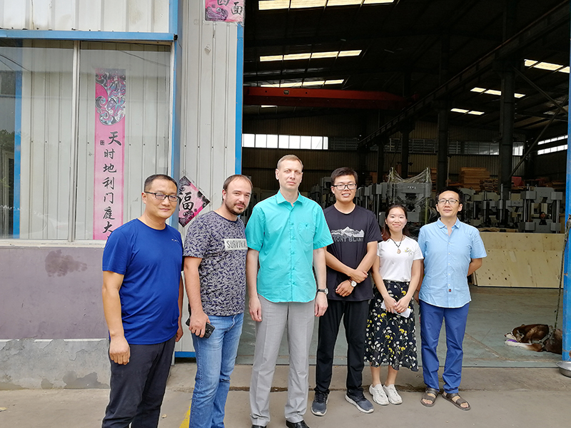 俄羅斯客戶到廠驗(yàn)收機(jī)器，獲得客戶一致好評